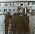 대성중학교-1971년 흥덕구 신봉동에 도착한 책걸상을 손수레로 나르는 대성중학교 학생들 썸네일 이미지