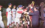 1982년도 세광고등학교 야구부의 황금사자기 수여 모습 썸네일 이미지