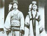 1940년대 신랑 신부가 전통의상을 입고 찍은 사진 썸네일 이미지